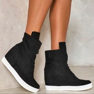 Wedged lace-up sneaker